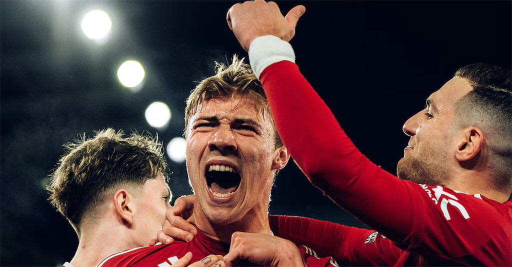United beat Leicester City to return to winning ways; Arsenal beat Chelsea, Tottenham lose to Fulham 1 Leicester City