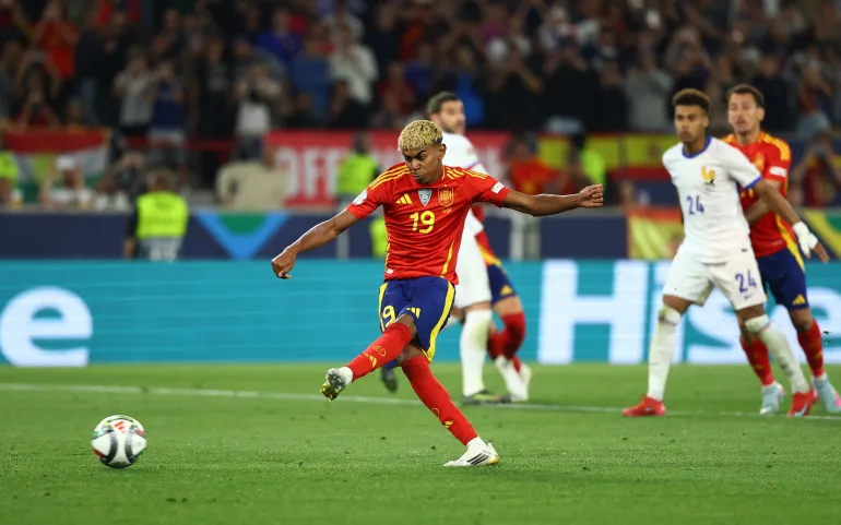 Lamin Yamal magic! Spain wins 9-goal thriller to reach final 1 2025 06 05T201413Z 1970587989 UP1EL651K7OAS RTRMADP 3 SOCCER UEFANATIONS ESP FRA REPORT 1749154523
